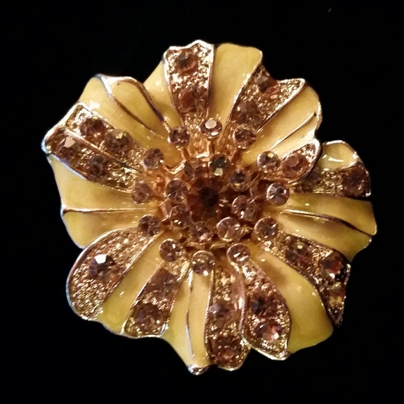 Blooming Cream Enamel & Rhinestone Flower Adj Ring - Picture 2 of 8